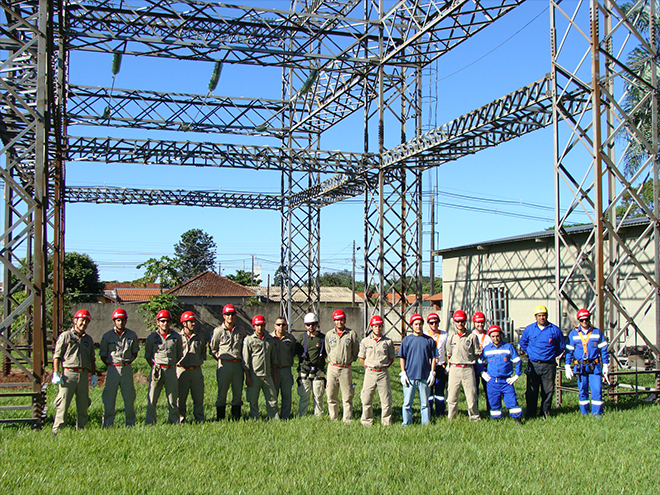 O GOE tambm treina o Corpo de Bombeiros para agir em situaes de emergncias em ambientes energizados. Na foto, membros do GOE e do Corpo de Bombeiros no centro de treinamento da Copel, em Londrina.