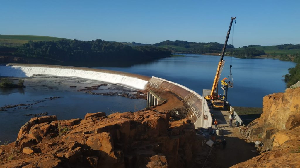Com o reservatório cheio, as águas no Rio Chopim vertem sobre a barragem da PCH
