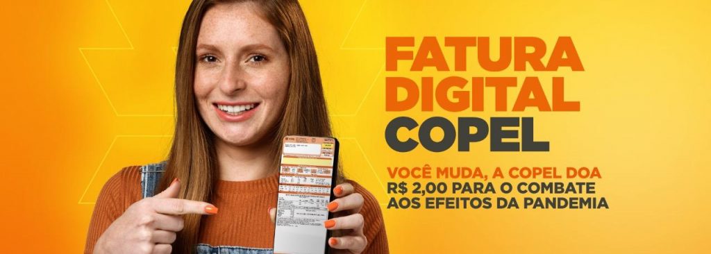 Anúncio da fatura digital. Moça jovem ruiva aponta para celular com a conta digital