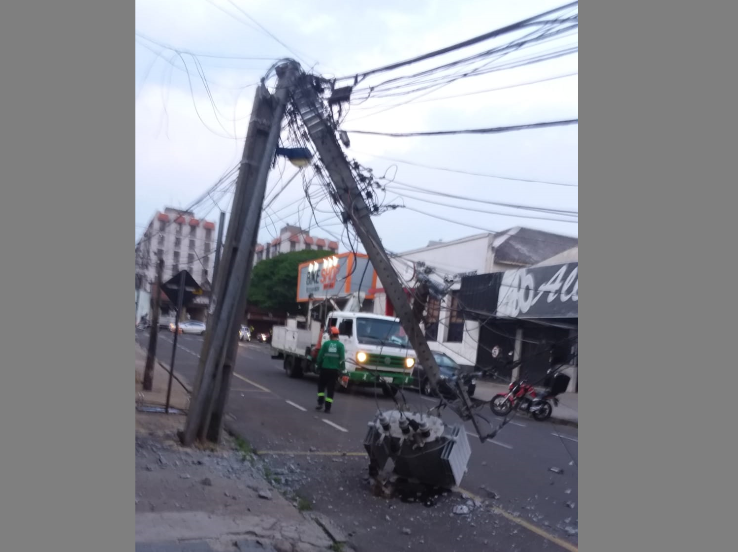 Poste quebrado em área urbana de Maringá