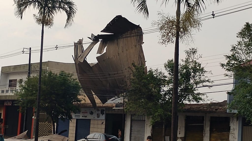 placa metálica voou sobre a rede elétrica