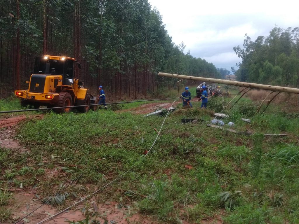 Eletricistas reconstróem redes elétricas na área rural