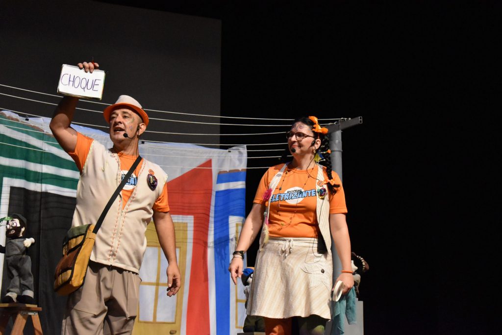 Pergonagens Jacuí e Maricota se apresentam em um teatro