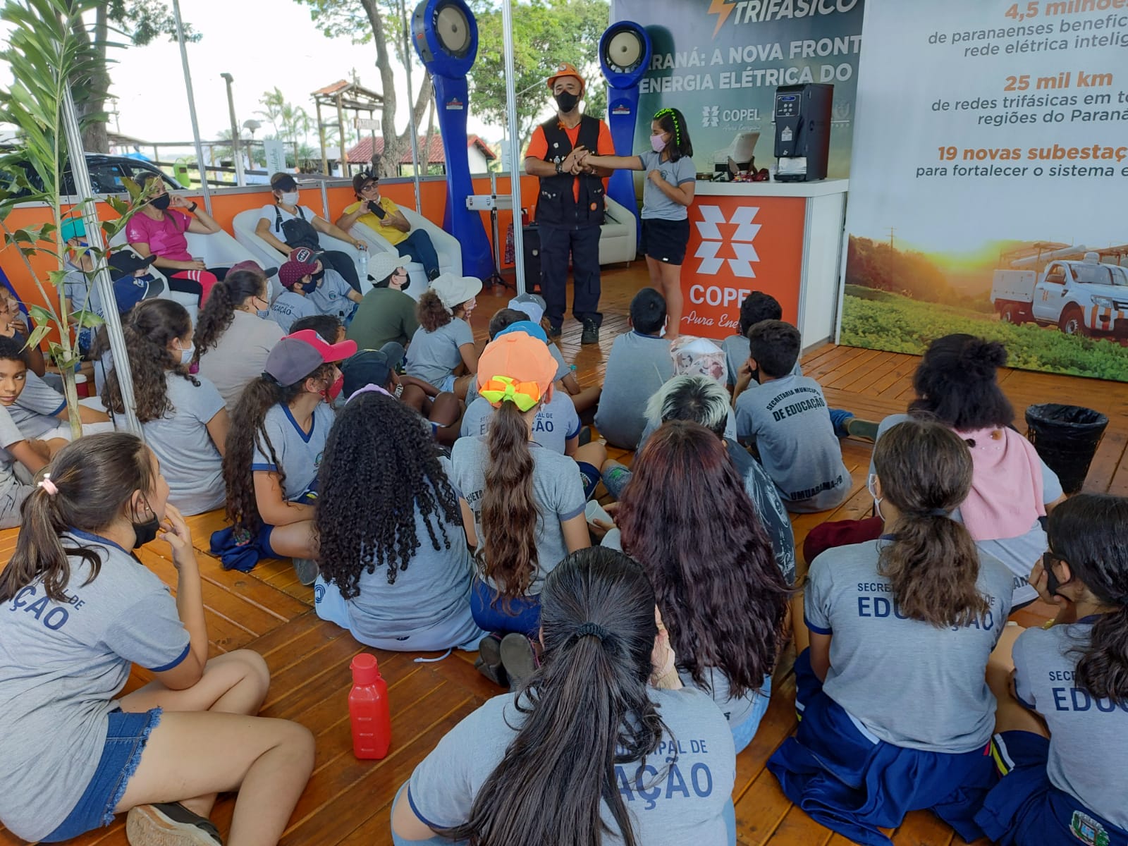 Turma escolar assiste apresentação no estande da Copel