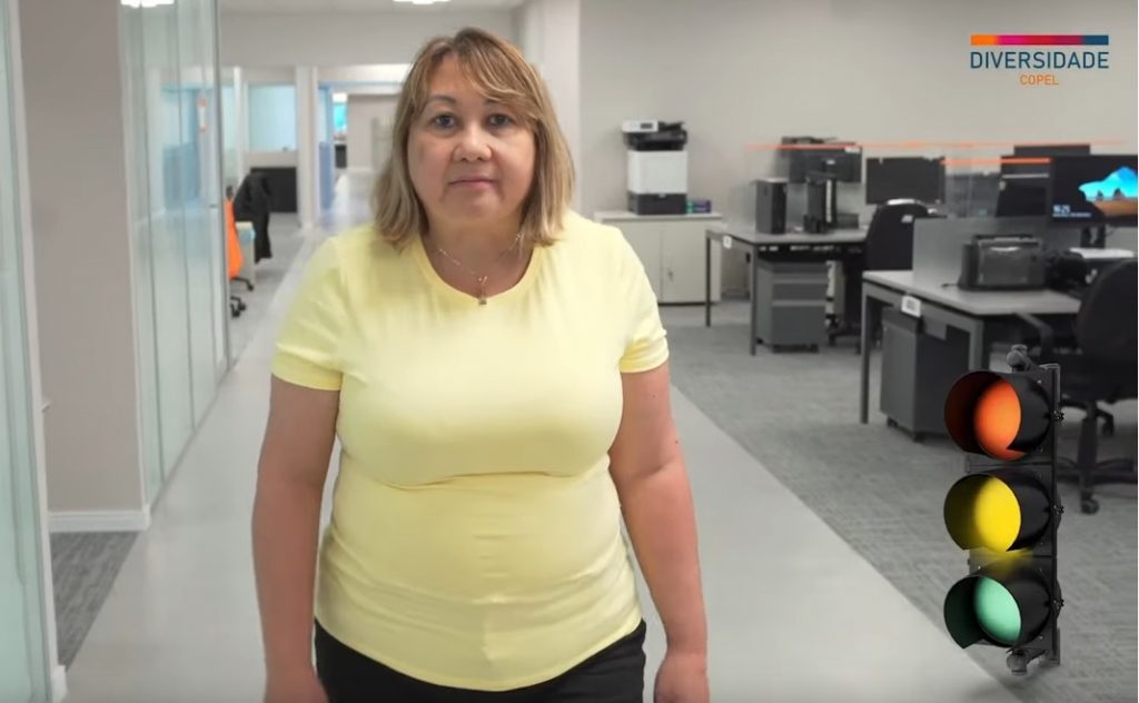 Mulher de blusa amarela simbolizando sinal de alerta