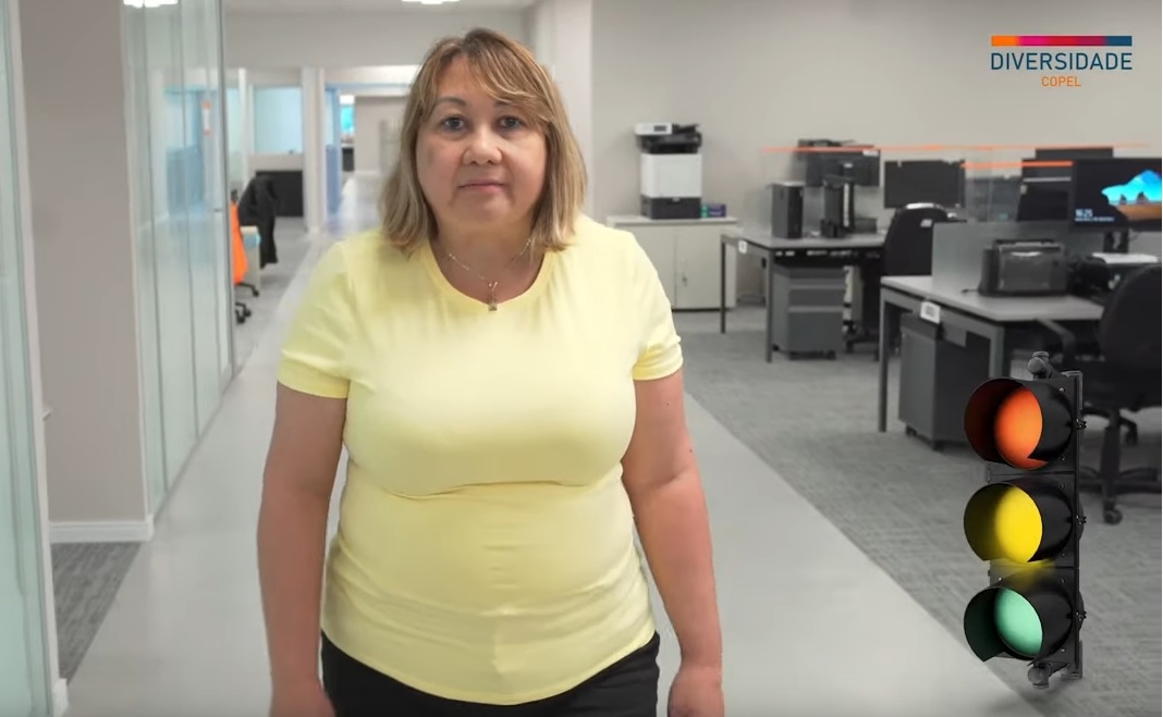 Mulher de blusa amarela simbolizando sinal de alerta
