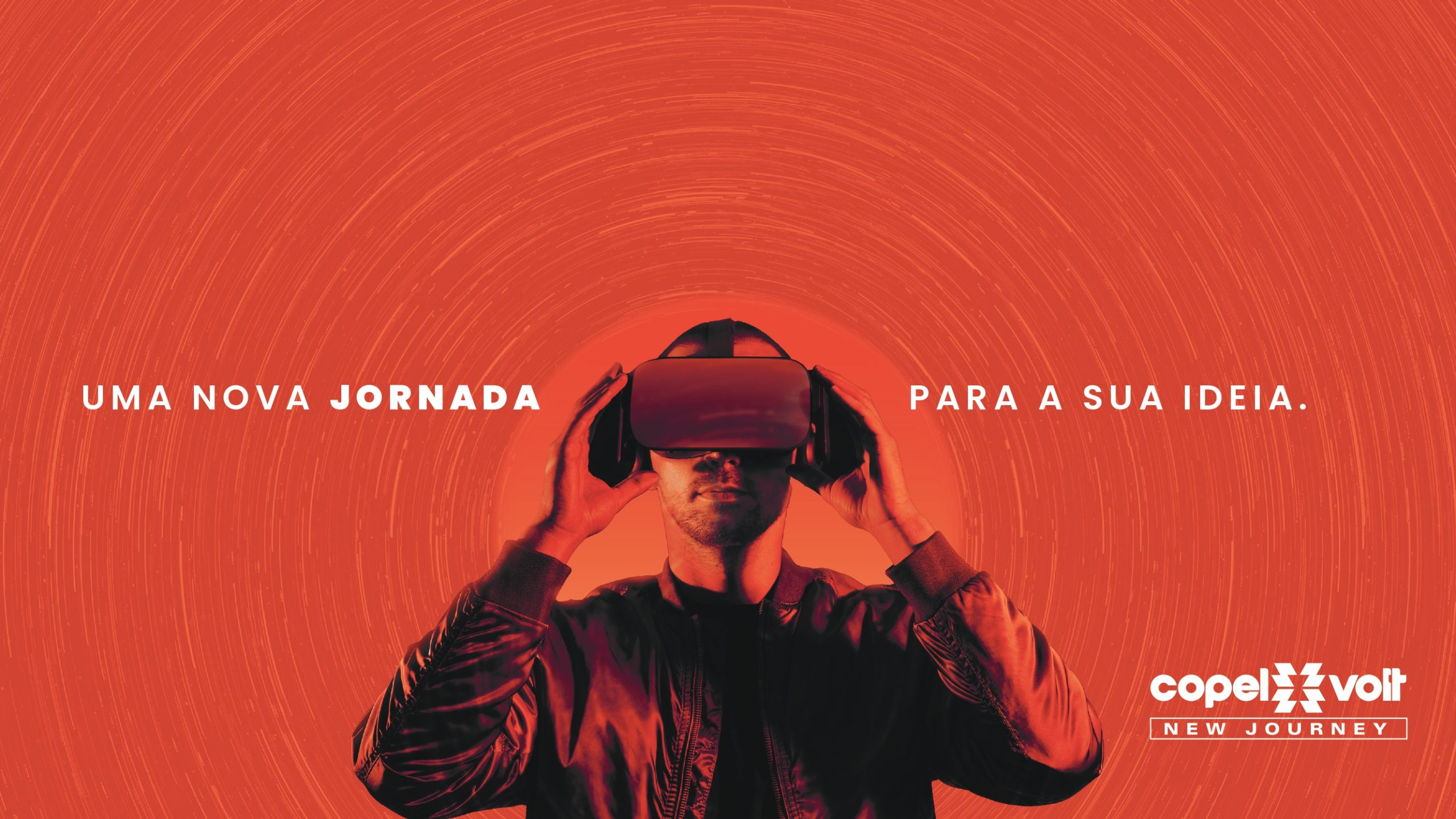 A frase uma nova jornada para sua ideia está escrita sobre fundo vermelho, acompanhada da fotografia de um homem olhando através de óculos de realidade virtual