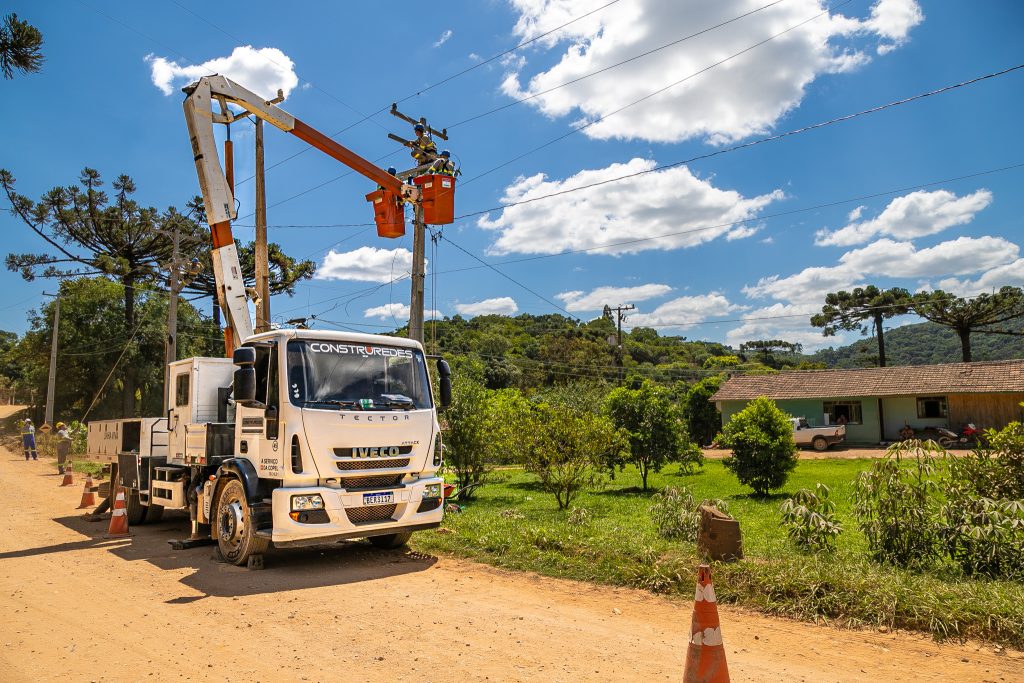 Equipe realiza serviço em rede trifásica em Campo Magro