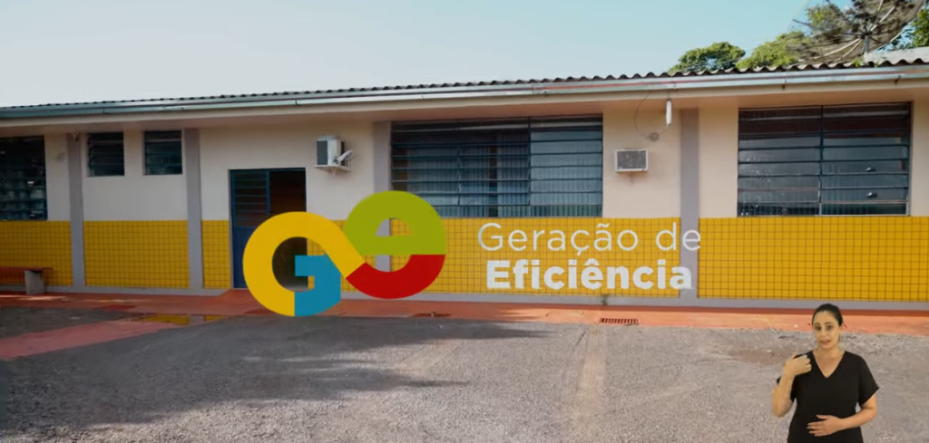 Imagem da fachada do colégio onde o aluno premiado estuda, em Iguatu, no Paraná. À frente do prédio, o título Geração de Eficiência