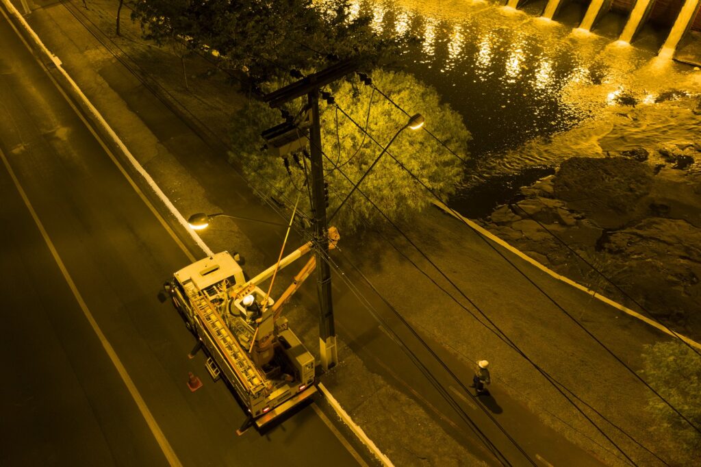 Imagem aérea de eletricistas trabalhando à noite em Londrina