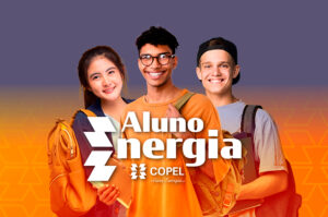 Três jovens com mochila nas costas. Logomarca "Aluno Energia" na frente da foto deles. Fundo roxo e frente laranja