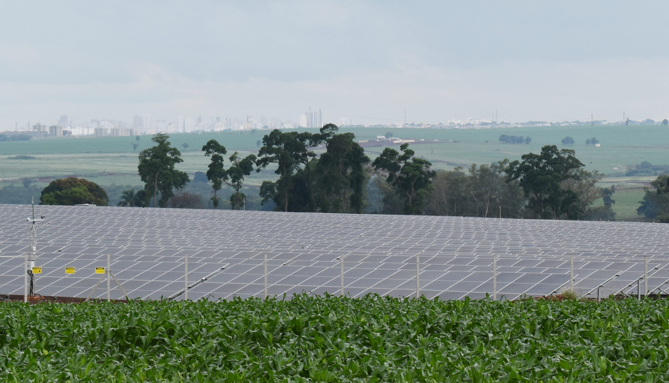 Paisagem rural com usina solar instalada