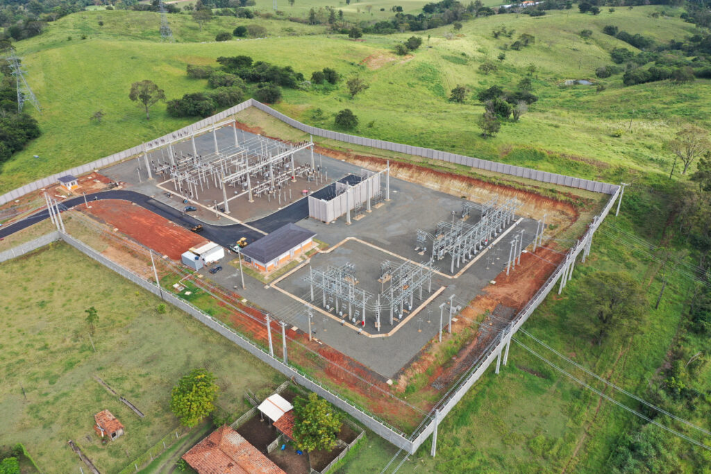 Vista aérea da nova subestação Joaquim Távora. Campo verde em torno do empreendimento.