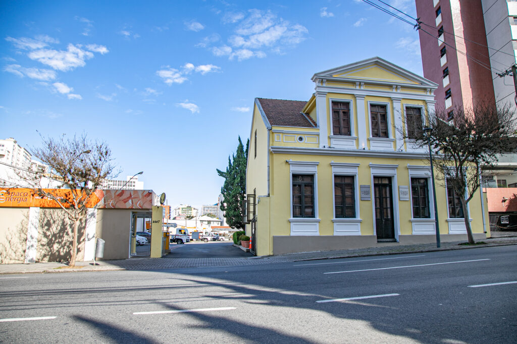 Casarão histórico que abriga o Espaço Energia. Fachada amarela. Céu azul.