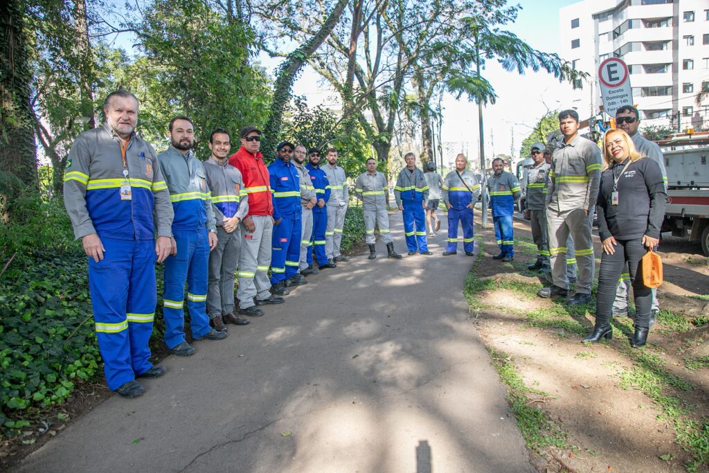 Equipe uniformizada em pé na calçada urbana