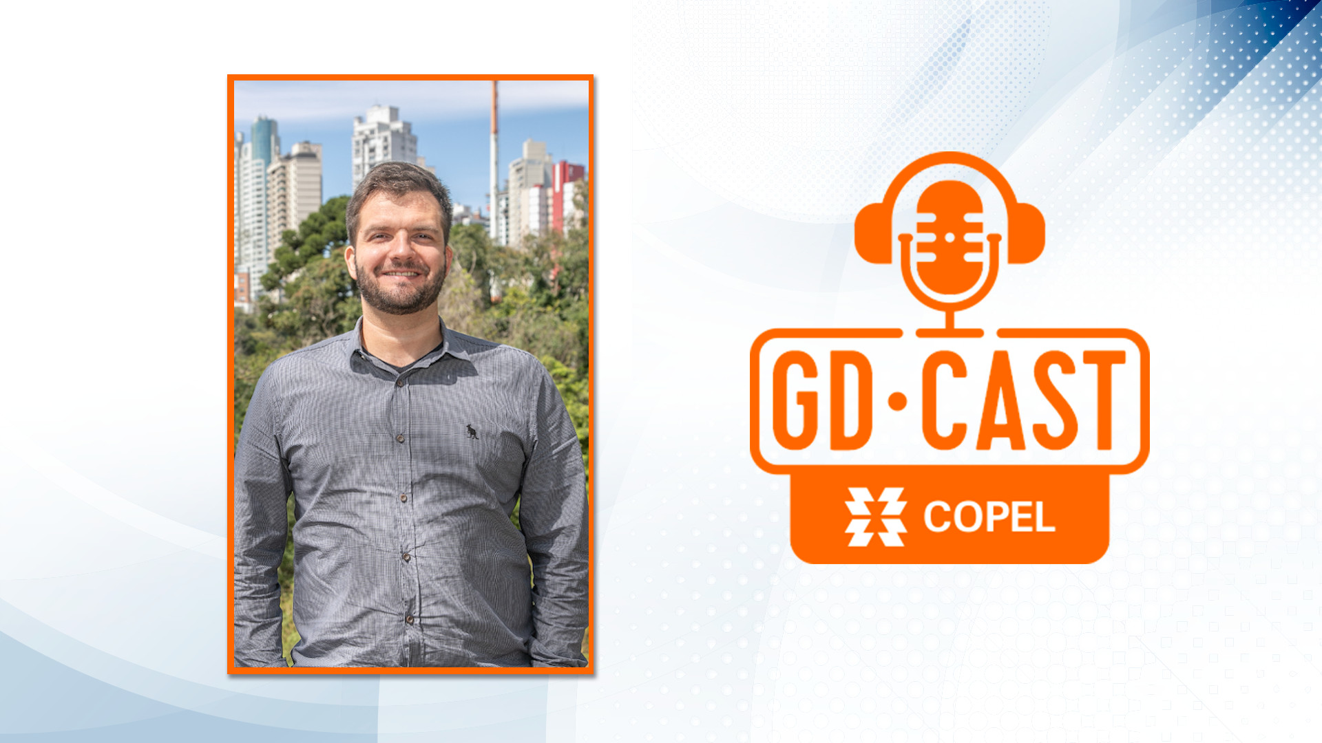 Foto de um homem branco, sorridente, de camisa cinza, em local aberto. Do lado direito, a logomarca do podcast.