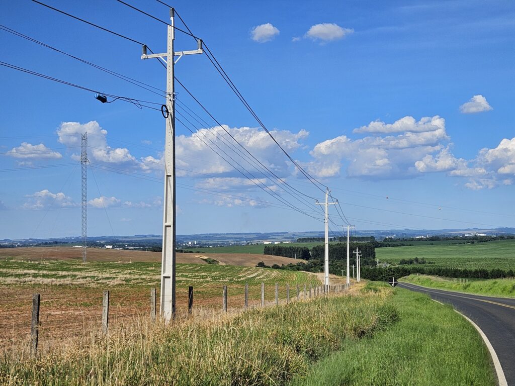 Paisagem rural com céu azul e redes de energia