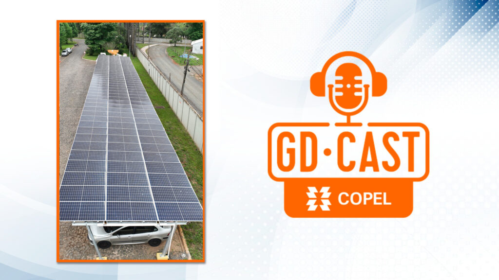 Logomarca do podcast da geração distribuída em laranja e fotografia aérea de placas solares sobre estacionamento