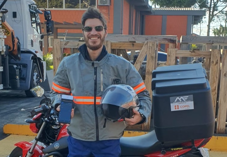 Agente de cobrança exibe máquina de cobrança em cartão de débito e crédito