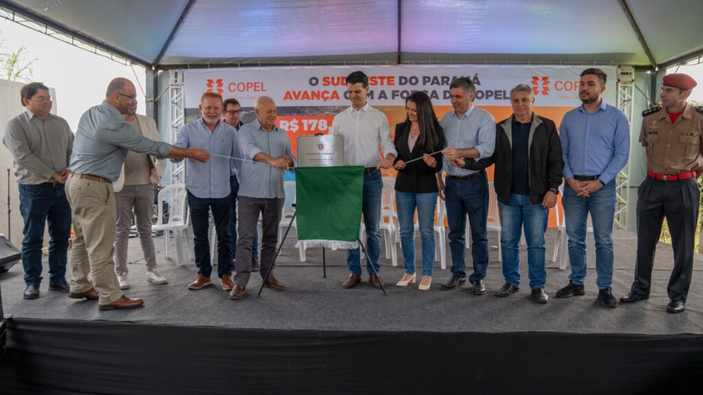Descerramento da placa inaugural da subestação petrópolis