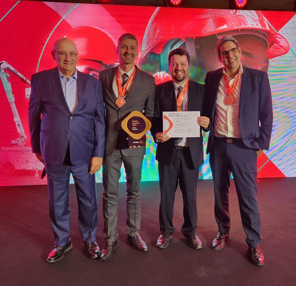 Equipe da Copel exibe o troféu e certificado recebidos