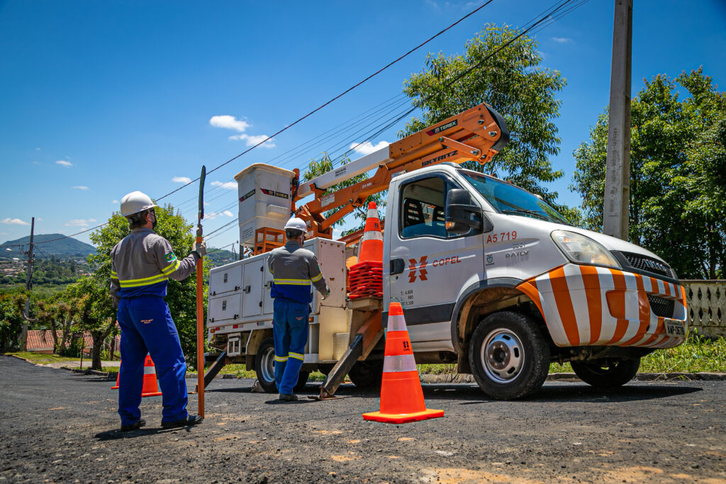 Eletricistas e caminhonete da Copel