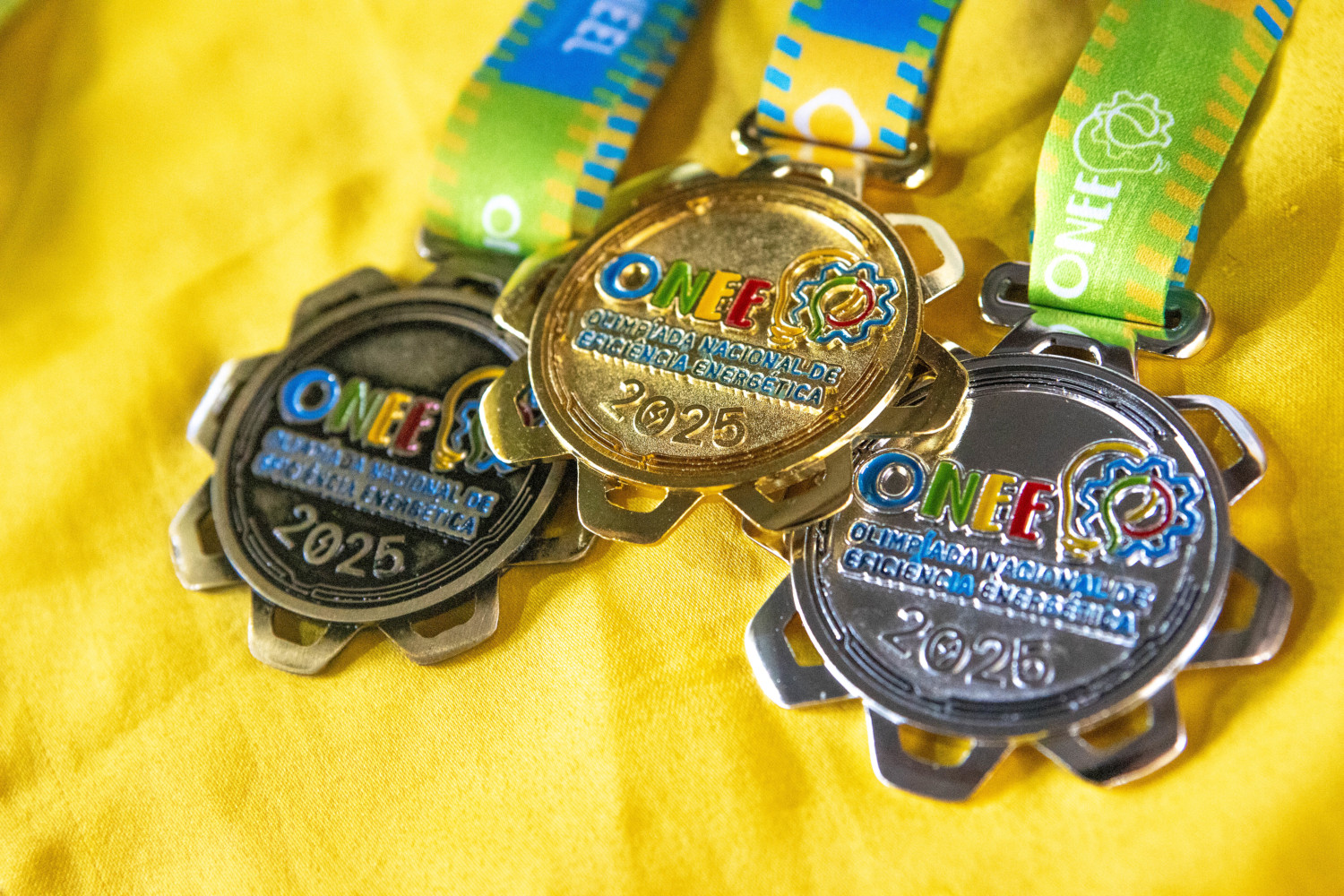 Medalhas de bronze, ouro e prata da Olimpíada de Eficiência Energética