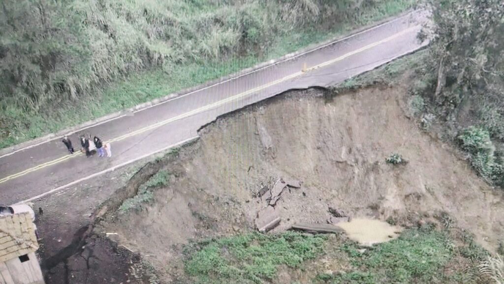 Texto alternativo (ALT) Trecho de rodovia no Vale do Ribeira parcialmente destruído pelas chuvas, dificultando o acesso das equipes de energia.
